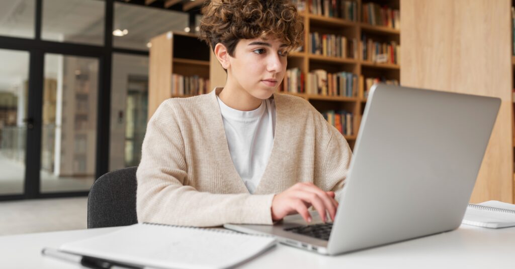 How To Use AI For Finding College Scholarships